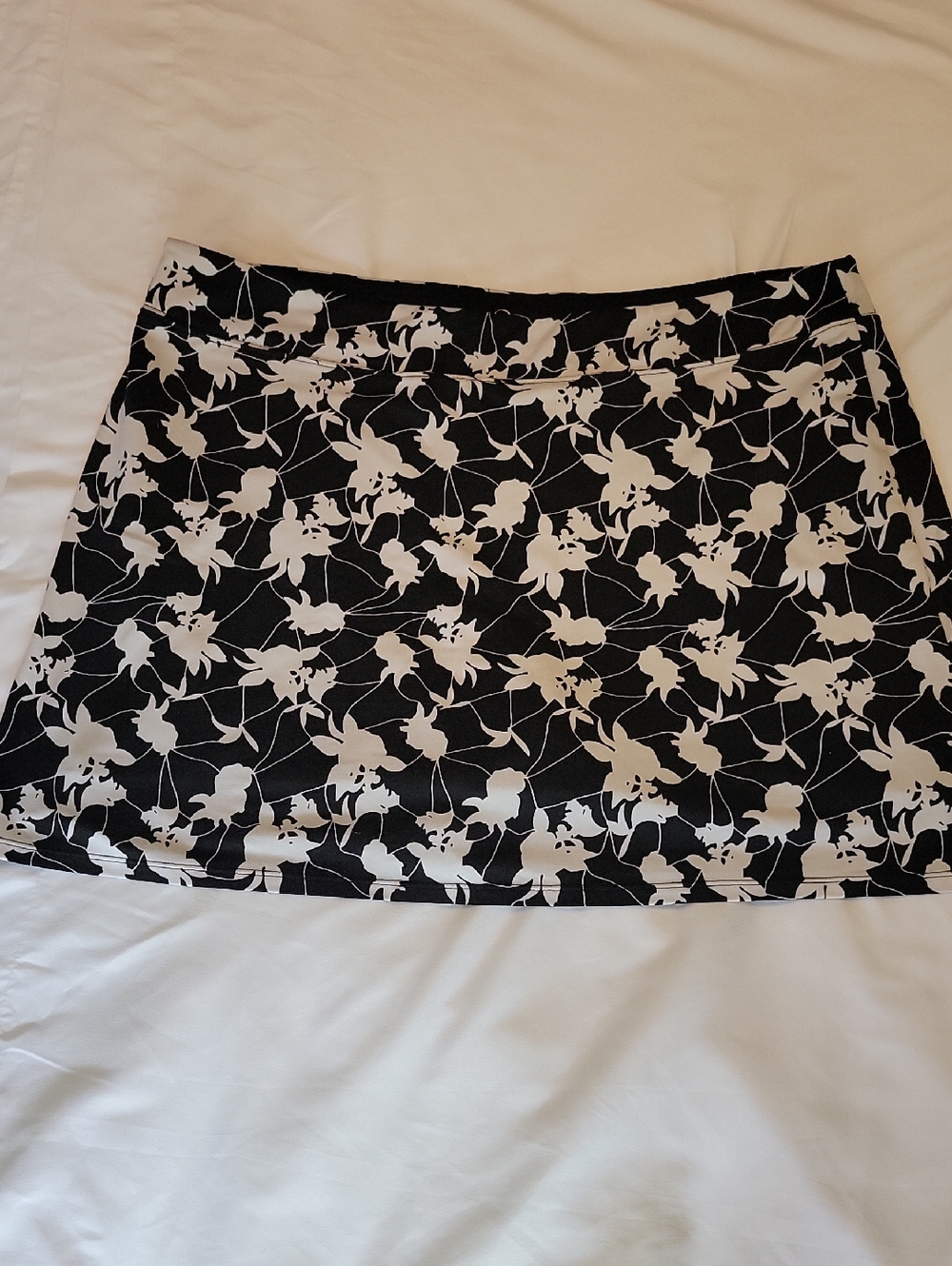 Tranquility by Colorado Clothing Black & White Floral Mini Skort